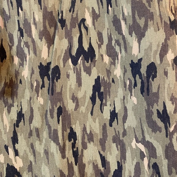 Royalty For Me Camouflage Print Jogger Capris Crop Pants size 1X NWT Plus Size - Picture 3 of 9